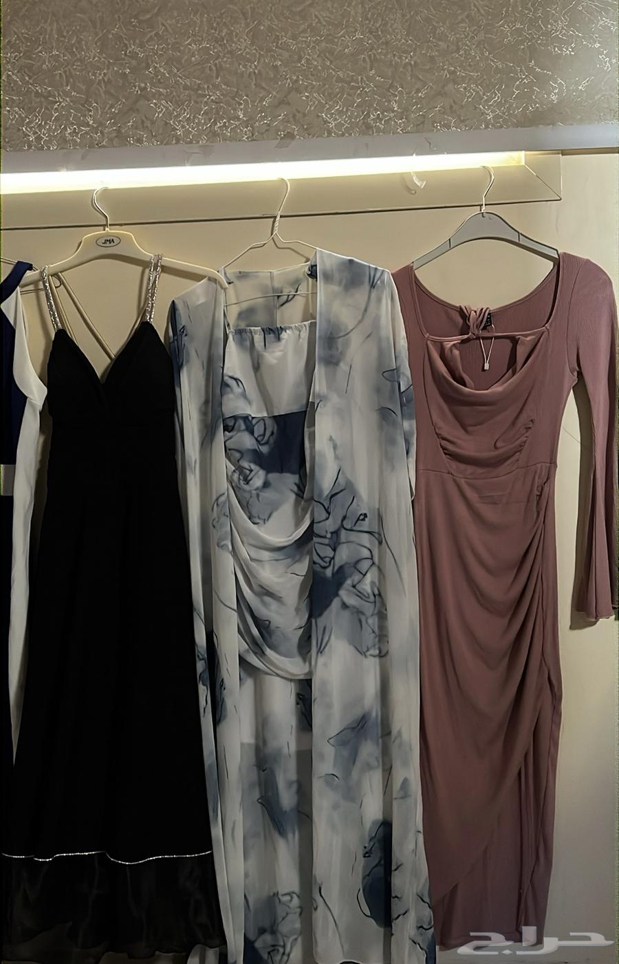للبيع فساتين وجلابية شبه جديدة64437935087618111