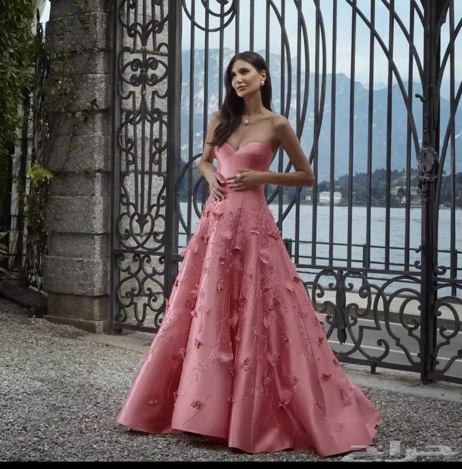 شبيه فستان وعد العقيلي مقاس 1264437045639810112