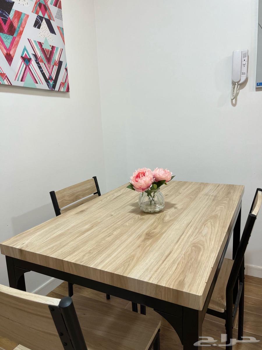 طاولة طعام للبيع ممتازة وجديدة64436722135170110