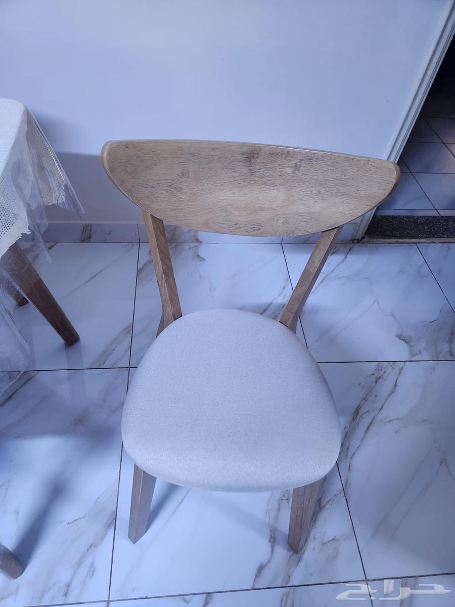 Dining table with 6 new chairs64437221007233111