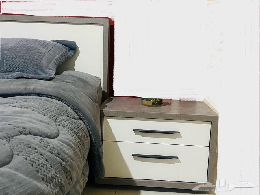 غرفة نوم مكونه من سرير 200 في 200 و2 كومدينا بحاله جيده64440725073411112