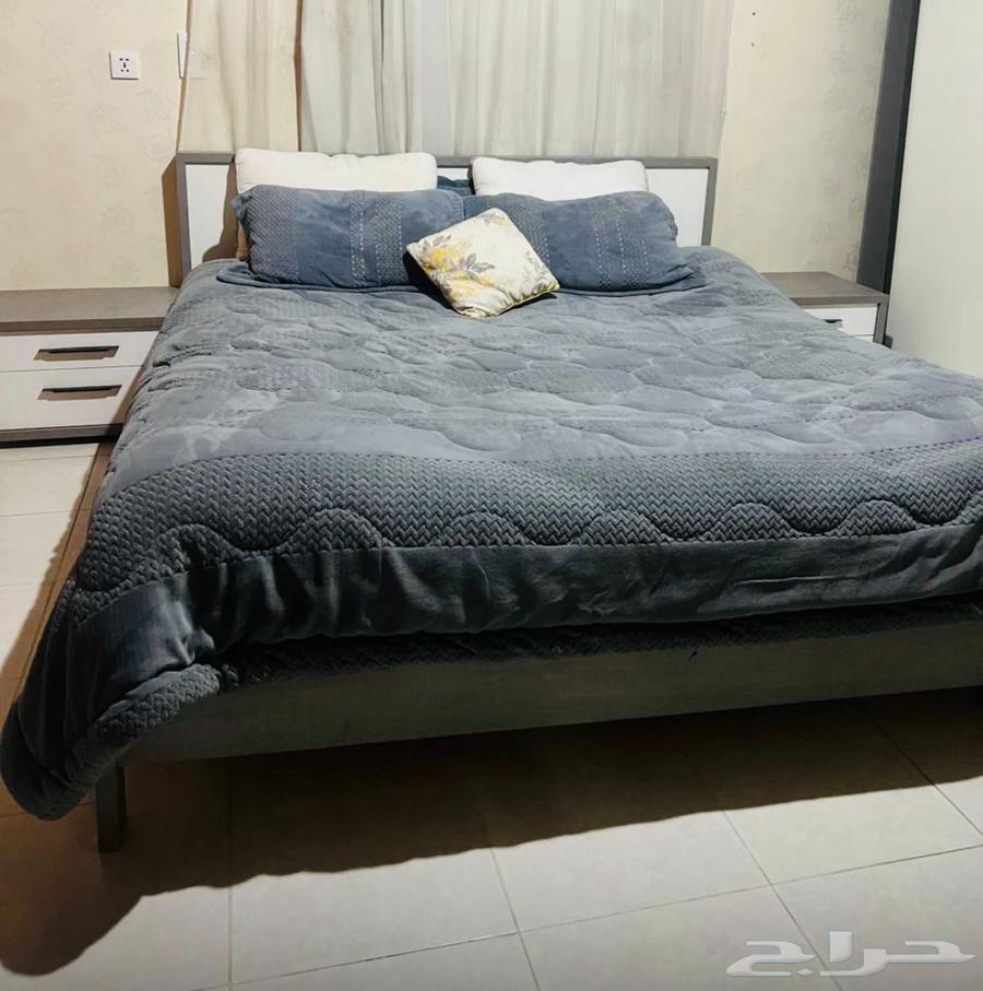 غرفة نوم مكونه من سرير 200 في 200 و2 كومدينا بحاله جيده64440725073411111