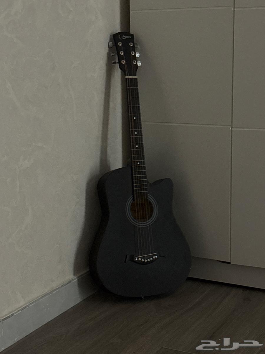 Black classical guitar64440397272577110