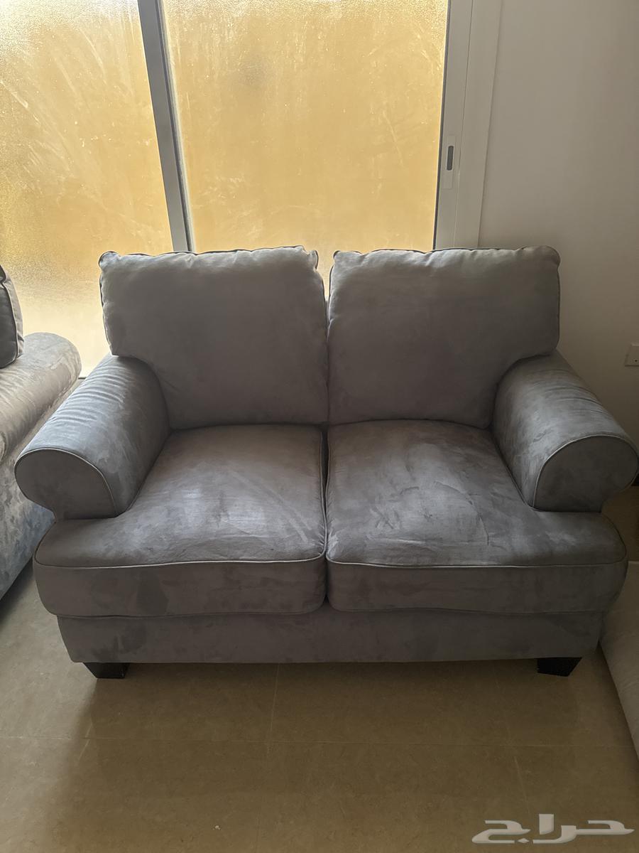 كنبتين للبيع وطاولات64492826747521111