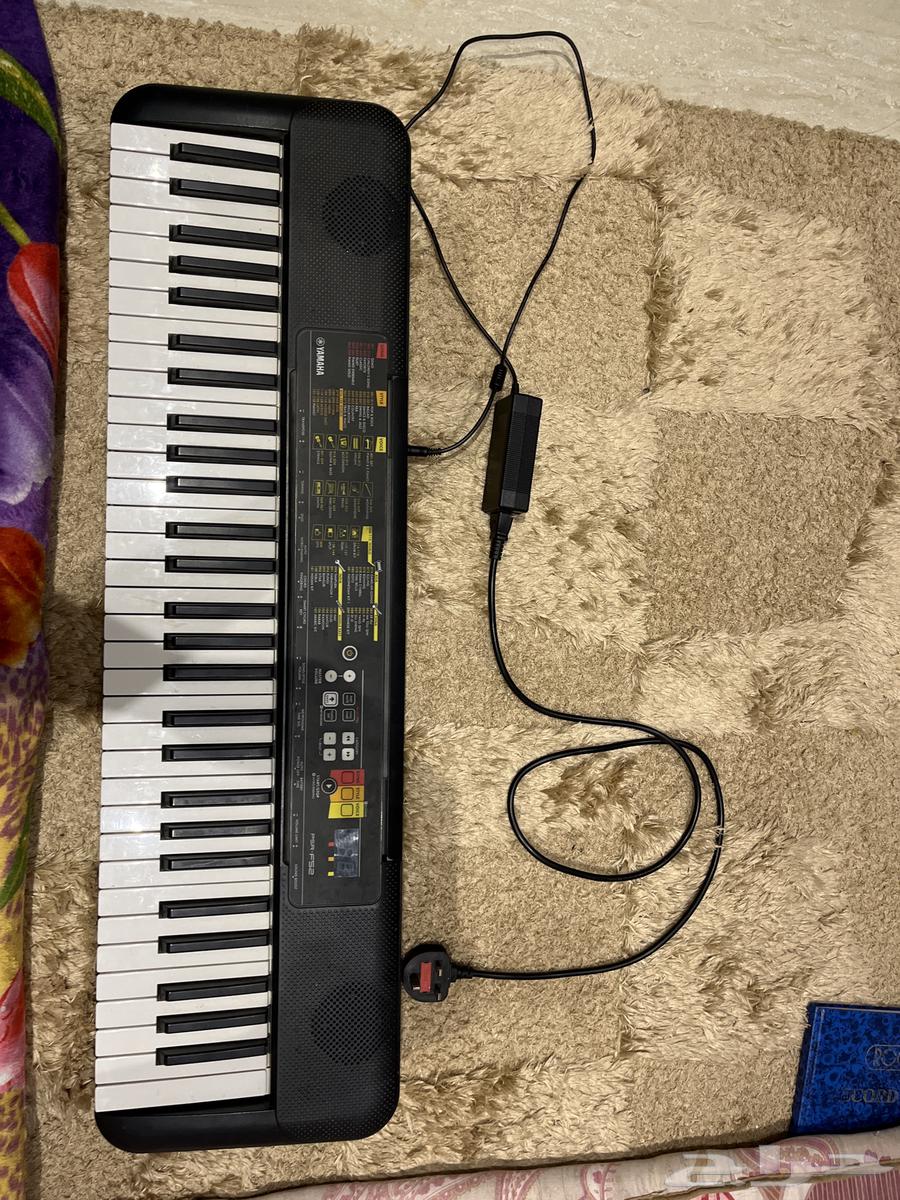 Yamaha psr-F52 keyboard with 144 voices64437503999361110