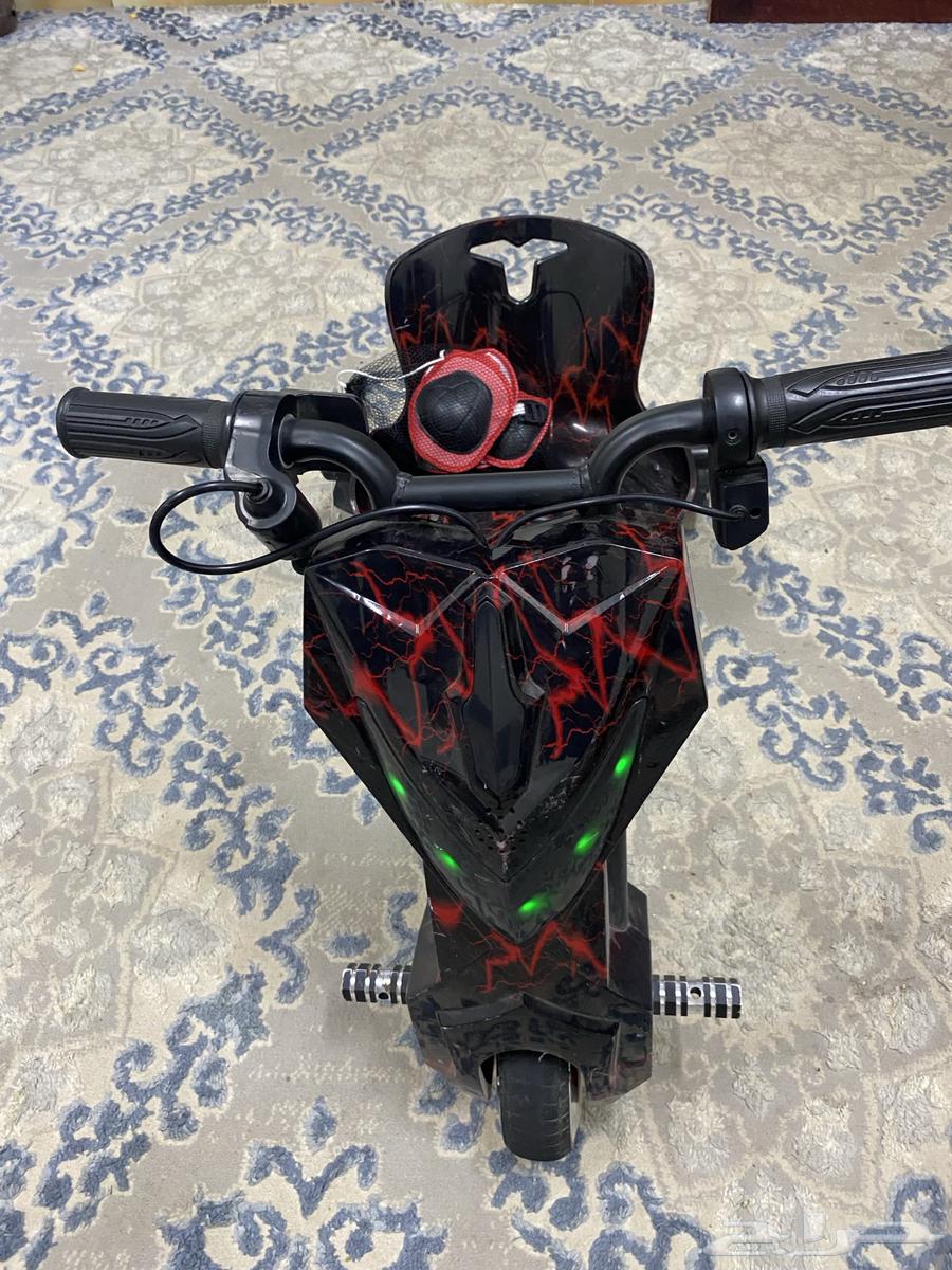 Three clean drift scooters with helmet64440110287106112