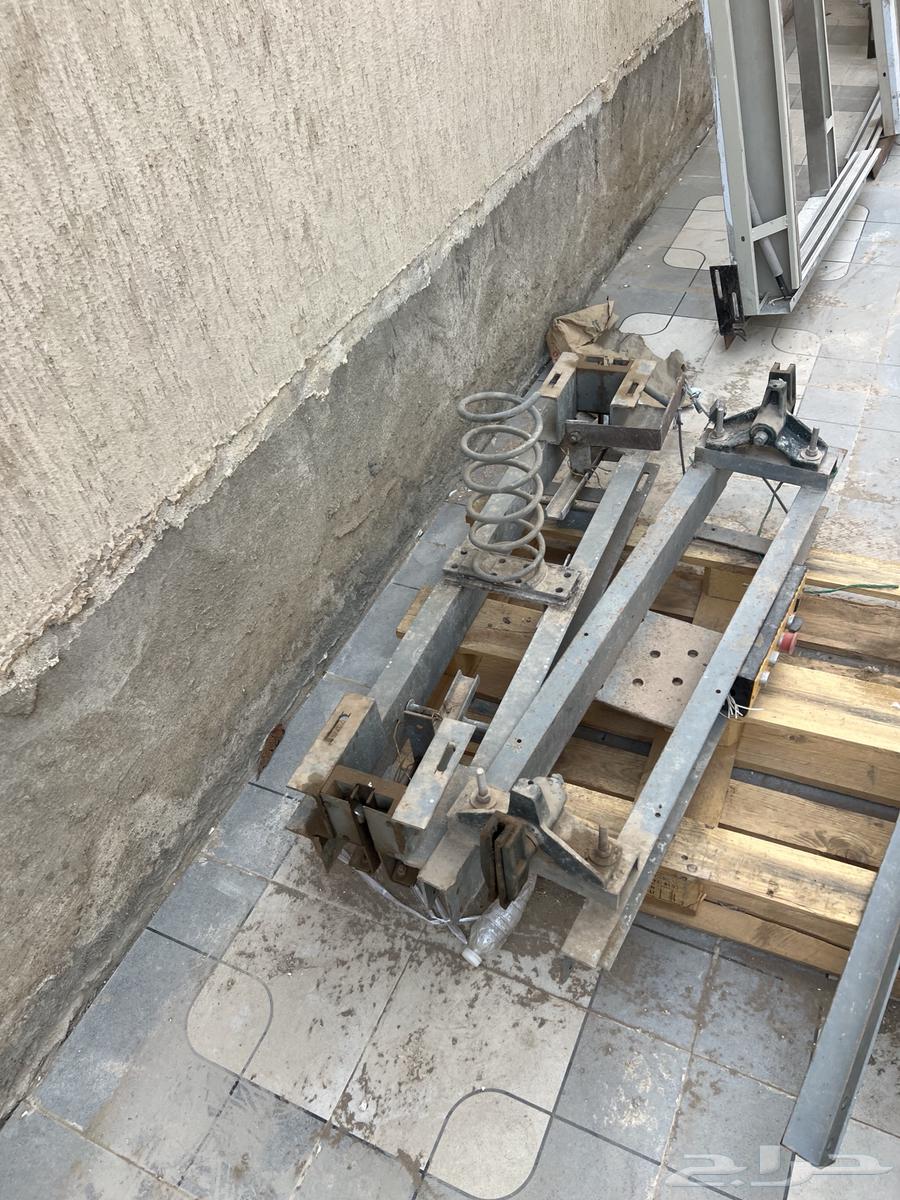 كبينة مصعد 100   80 سم مساحتها نظيفة جدا مع ثلاثة أبواب64439918084353114