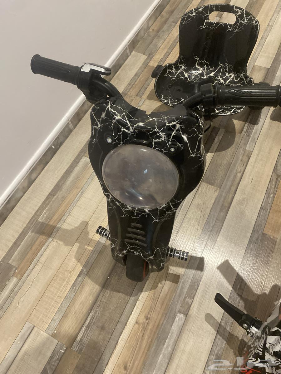 Two scooters for sale, one large and one small with Bluetooth, both 50064438283801474113