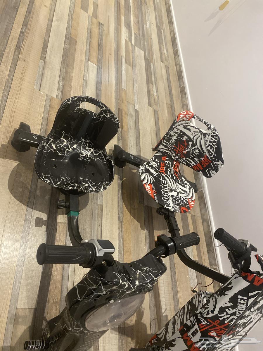 Two scooters for sale, one large and one small with Bluetooth, both 50064438283801474111