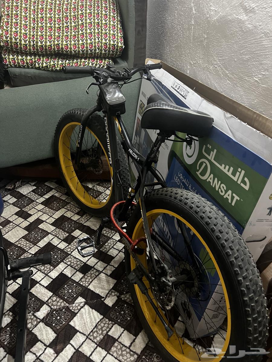 A bicycle that hasn't been used much64438968921986112