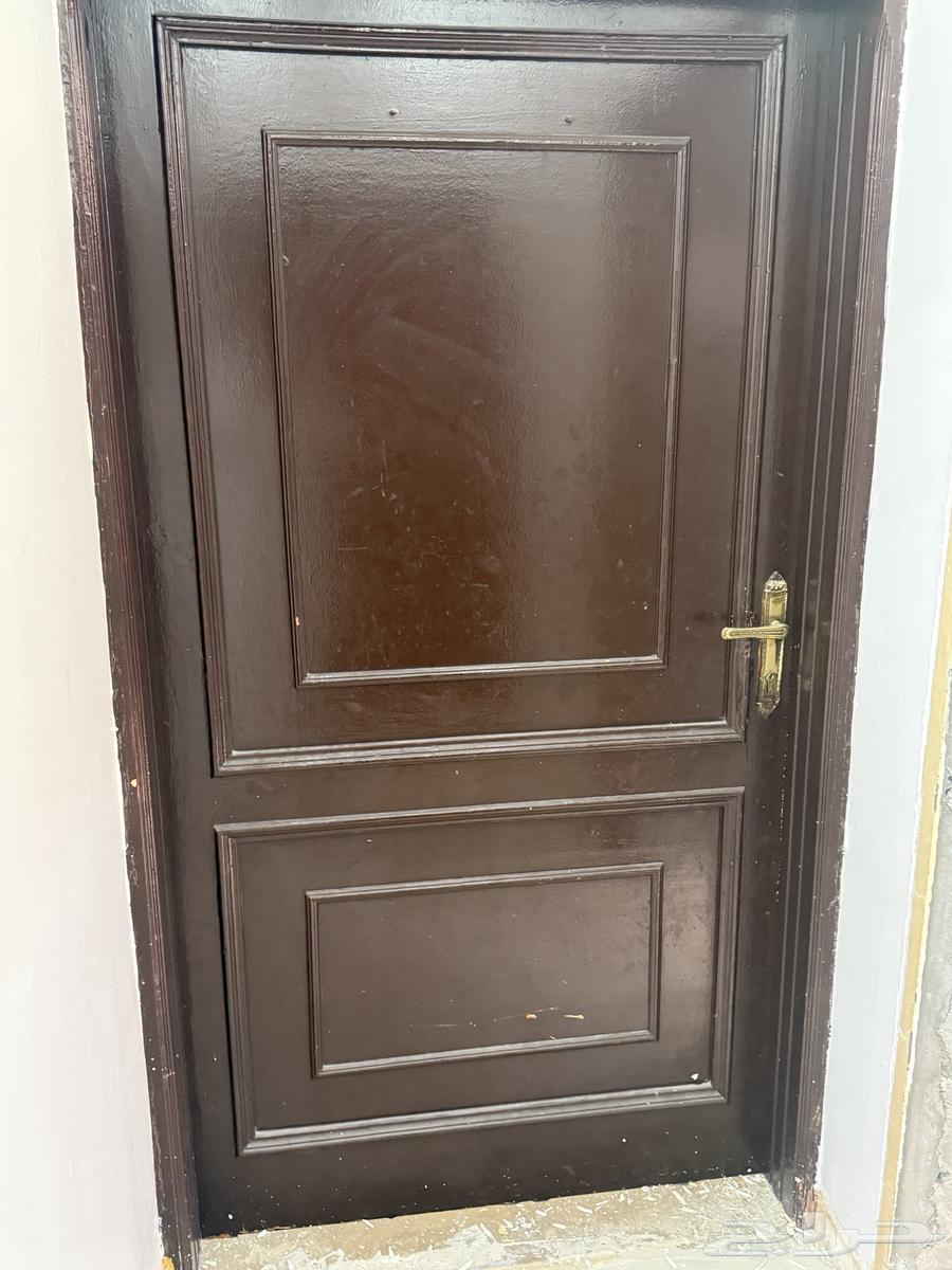 There are chandeliers, a window, and two doors in good condition64437099544961110