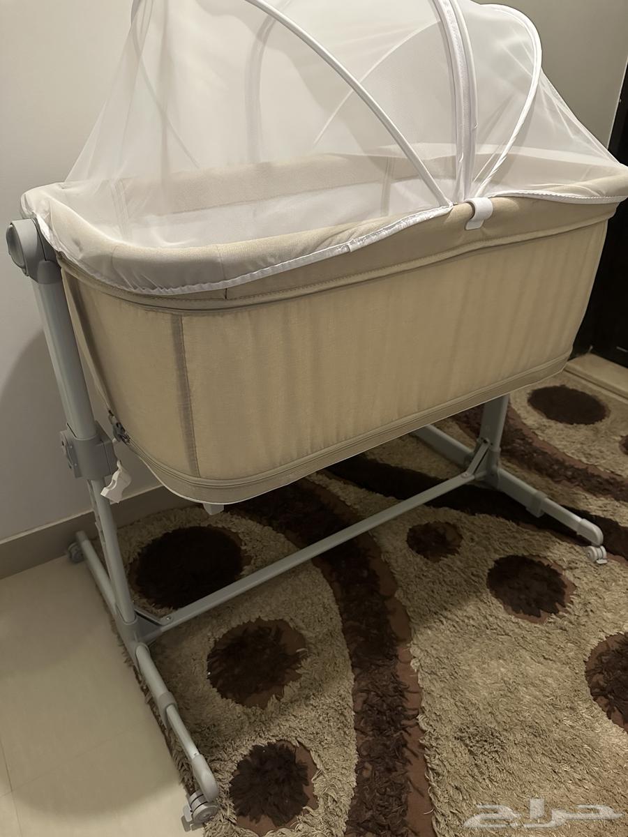 سرير اطفال شبه جديد لون بيج السعر 25064433686512001110