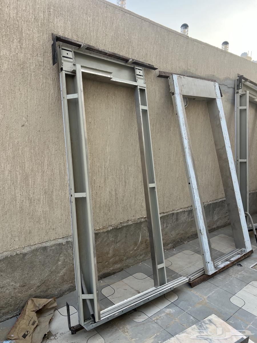 كبينة مصعد 100   80 سم مساحتها نظيفة جدا مع ثلاثة أبواب64439918084353112