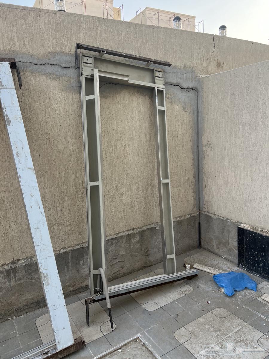 كبينة مصعد 100   80 سم مساحتها نظيفة جدا مع ثلاثة أبواب64439918084353110