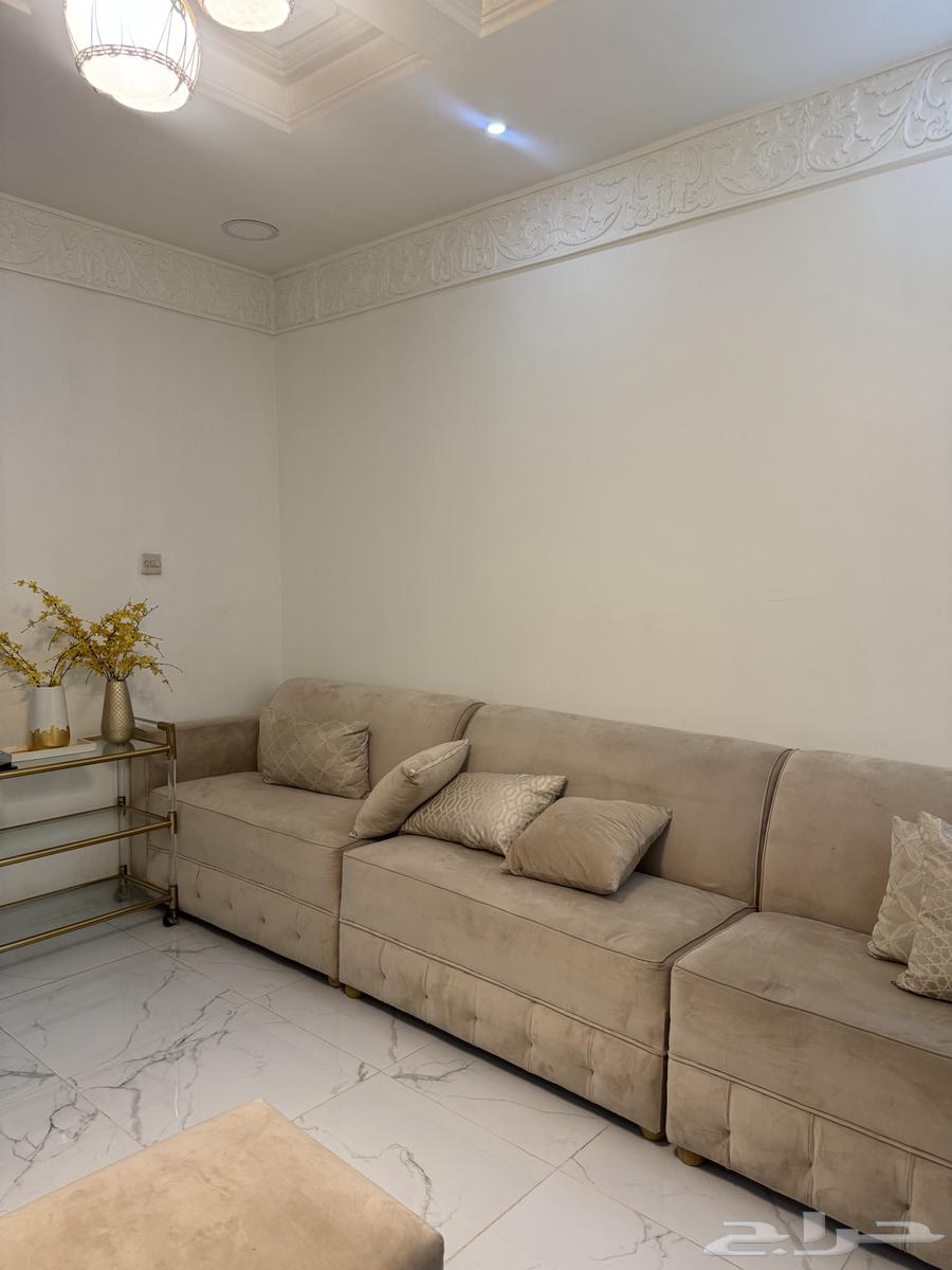 Sofas and tables64434007095426112