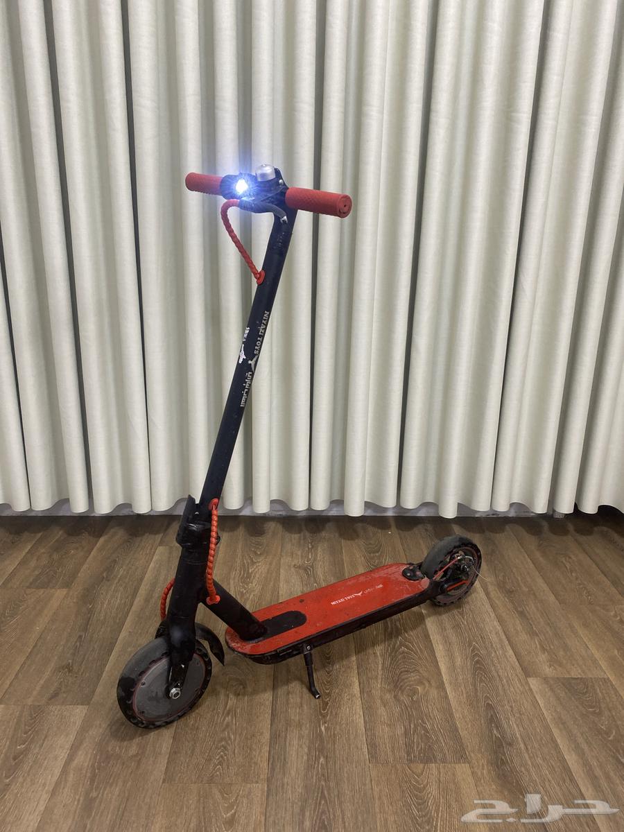 سكوتر للبيع نضيف يمشي90فيه ثلاث سرعات وفرامل خلفي وامامي64441240026627110