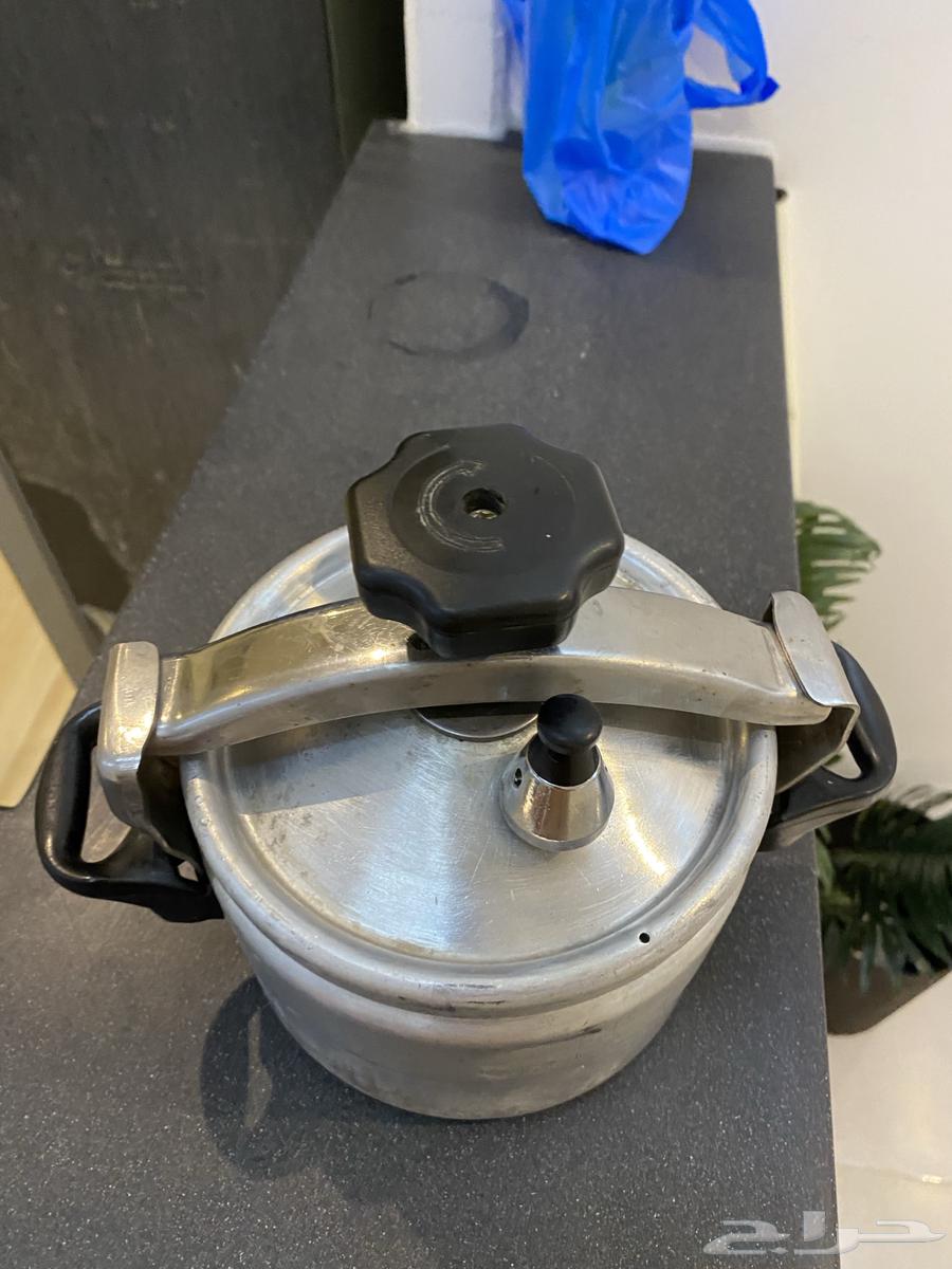 A small pressure cooker of about 2 to 3 liters, suitable for one or two people64435640582403111