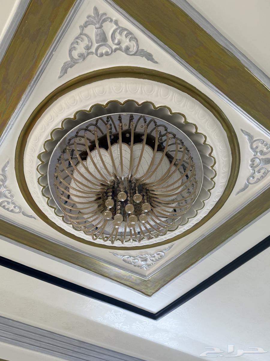 There are chandeliers, a window, and two doors in good condition64437099544961111