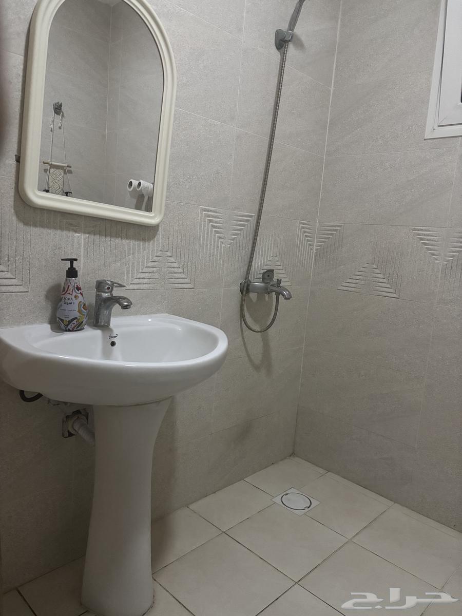 غساله يدين مع مرايتها وكرسي حمام64434687678209110