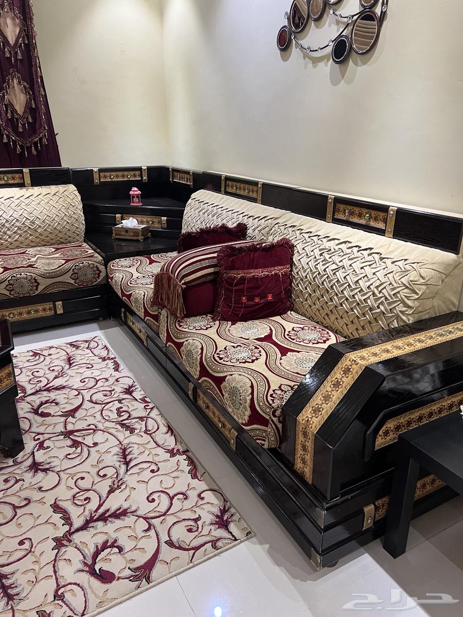 طقم كنب حرف U مقاس 4x3 نظيف جدا مع ستارة وطاولة وسط64437275064321110