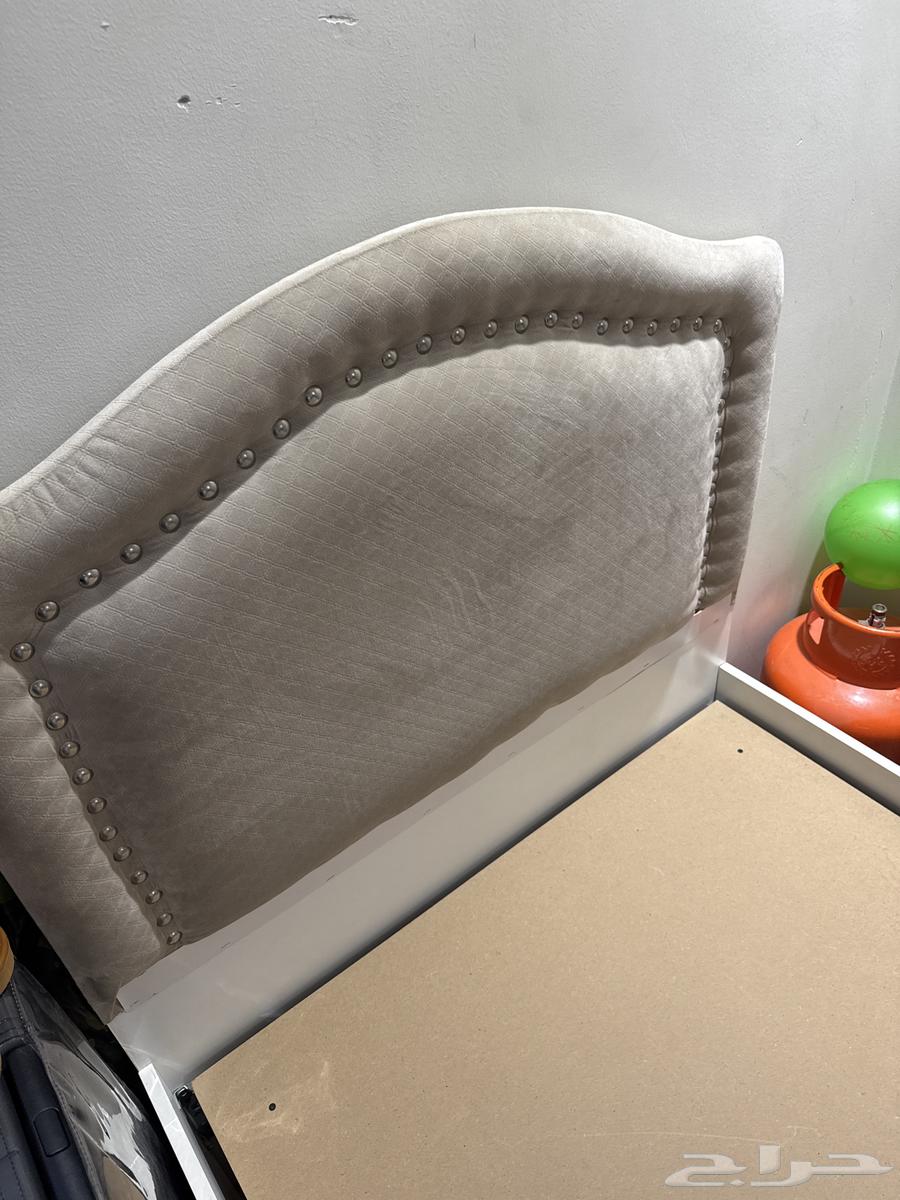 سرير خشبي للبيع64438109846401111