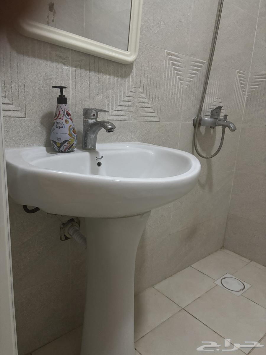 غساله يدين مع مرايتها وكرسي حمام64434687678209112
