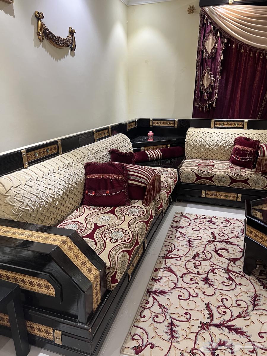 طقم كنب حرف U مقاس 4x3 نظيف جدا مع ستارة وطاولة وسط64437275064321112