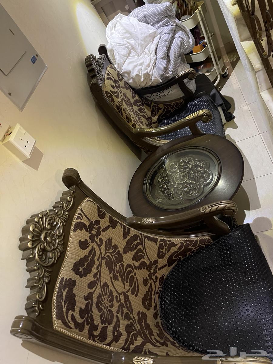 للبيع قطعتين كرسي فخم وجلد مع الطاوله64440083236994112