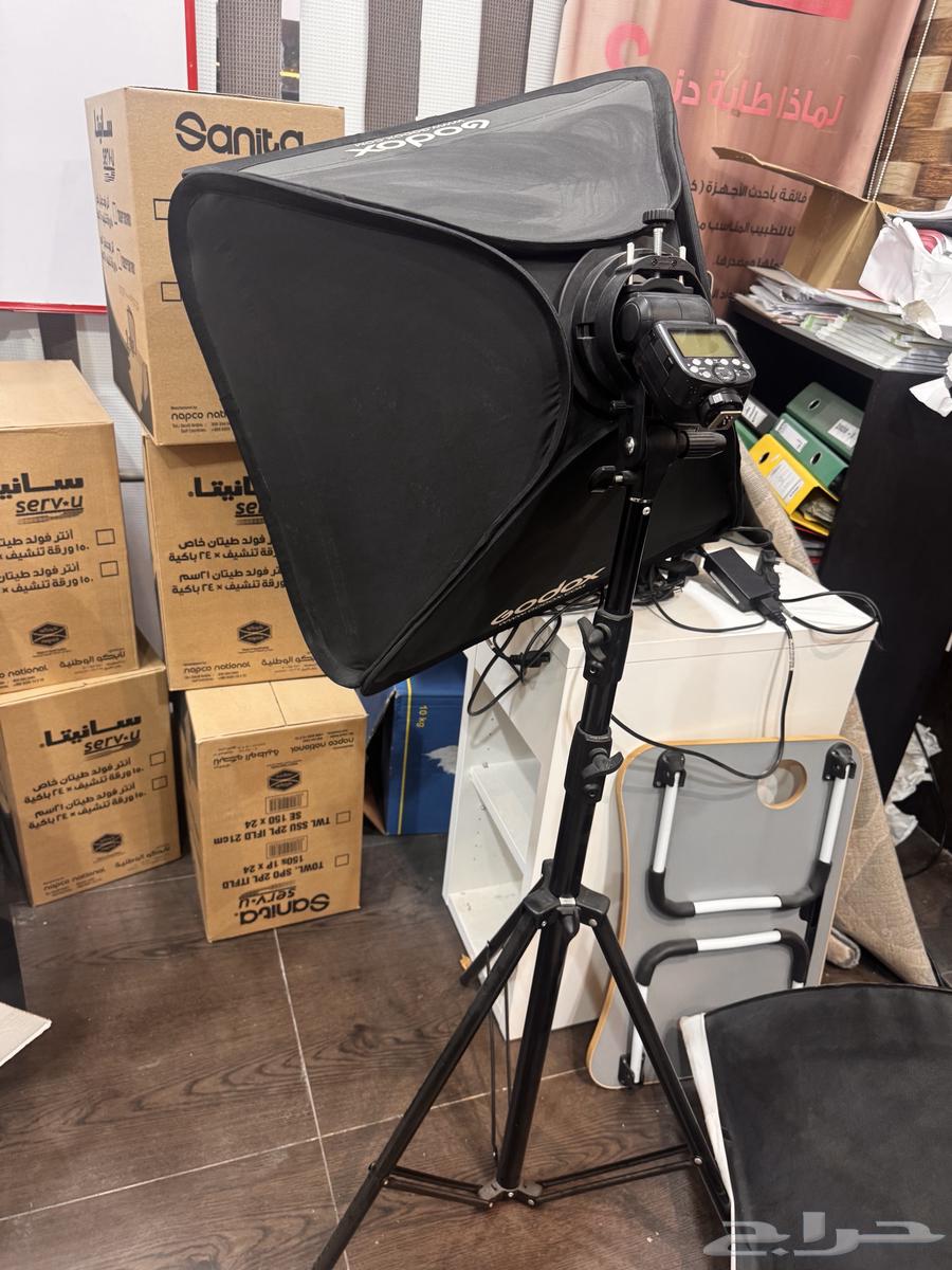 Canon cameras and photography studio with flashes64440519625857114