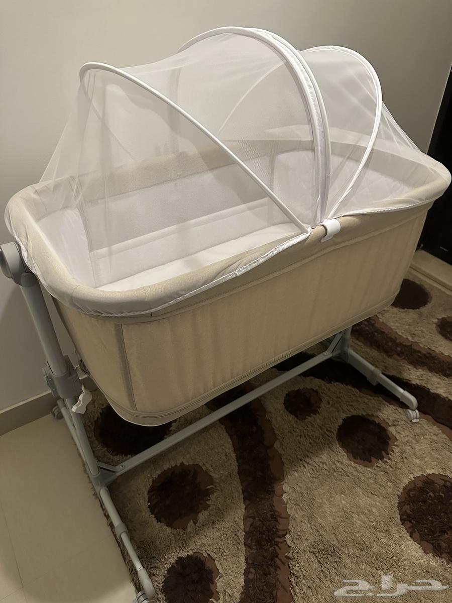 سرير اطفال شبه جديد لون بيج السعر 25064433686512001111