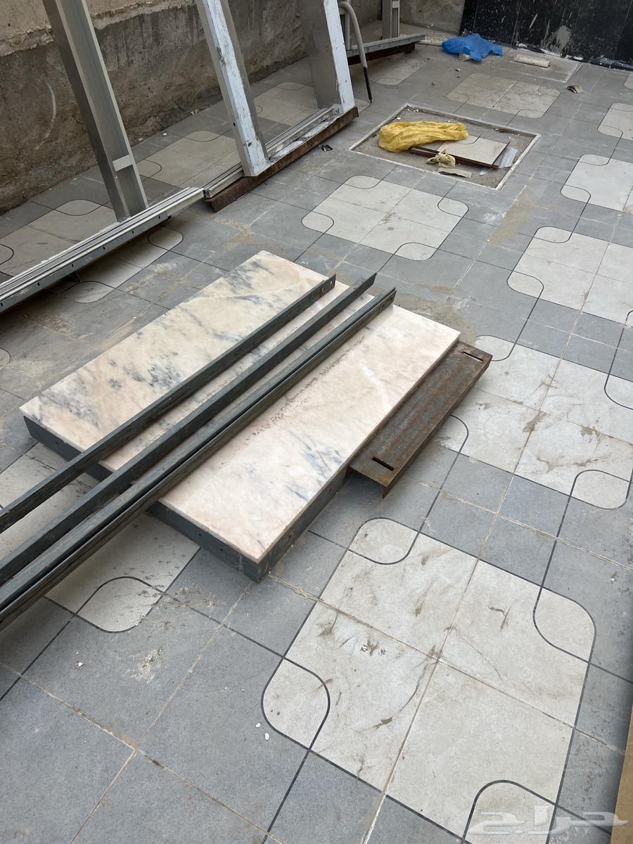 كبينة مصعد 100   80 سم مساحتها نظيفة جدا مع ثلاثة أبواب64439918084353113