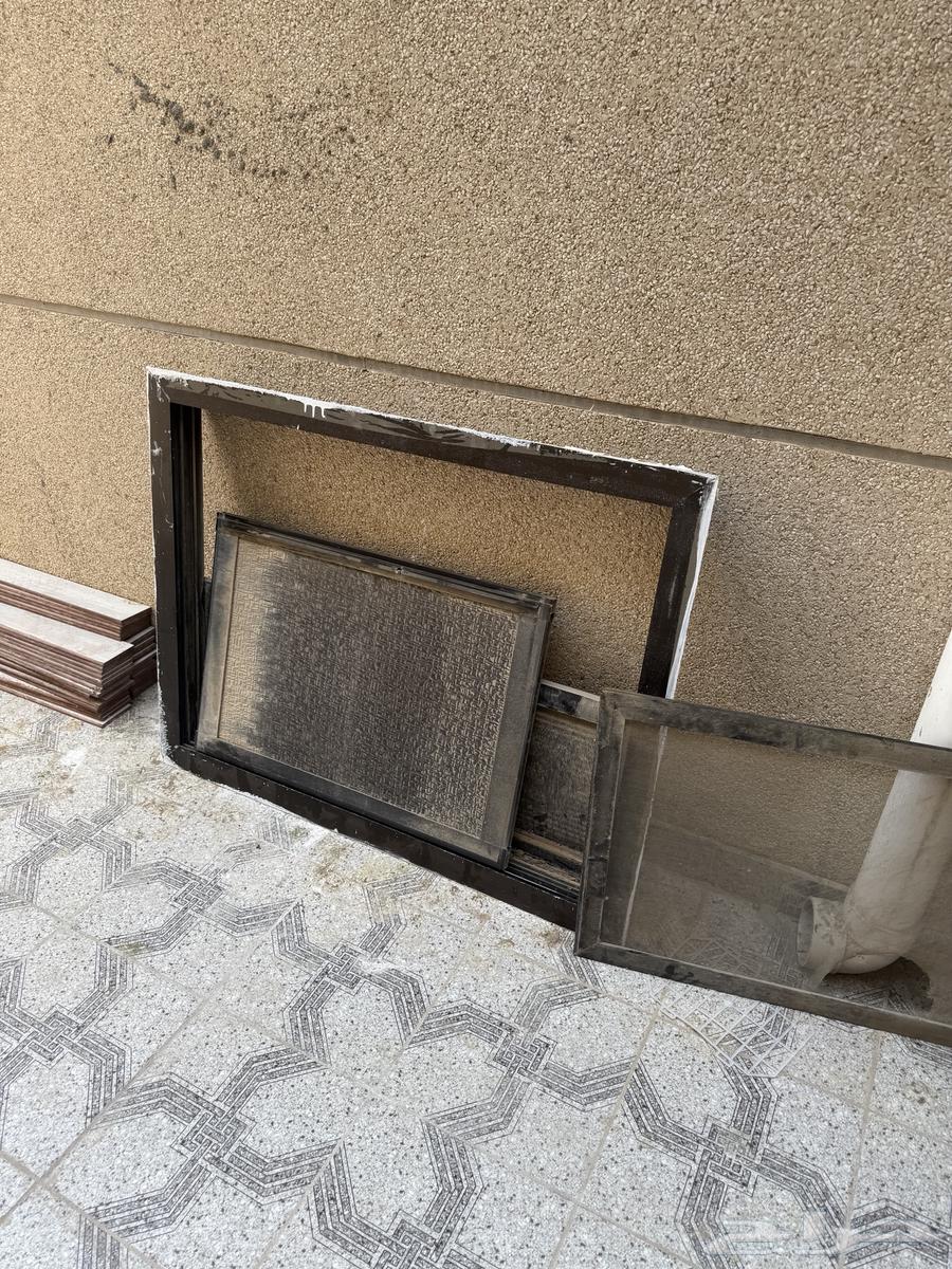 There are chandeliers, a window, and two doors in good condition64437099544961113