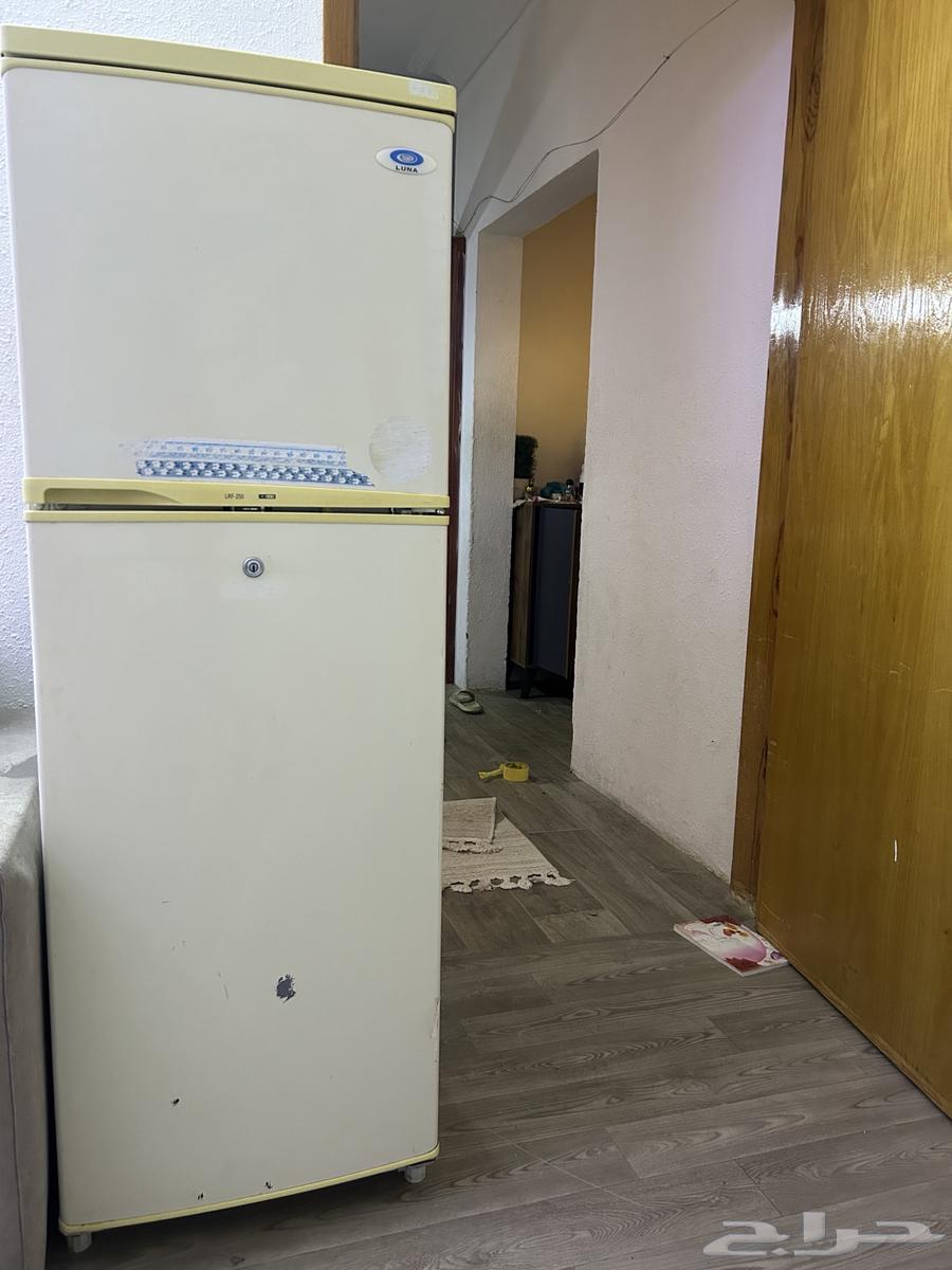 ثلاجه حجم وسط نظيفه ينقصها الرفوف64441253698819114