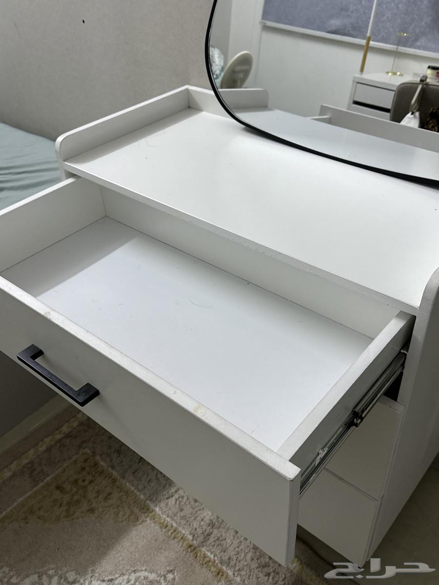 تسريحه جديده للبيع مع مرايتها و كنبه ايكيا64435067986818113