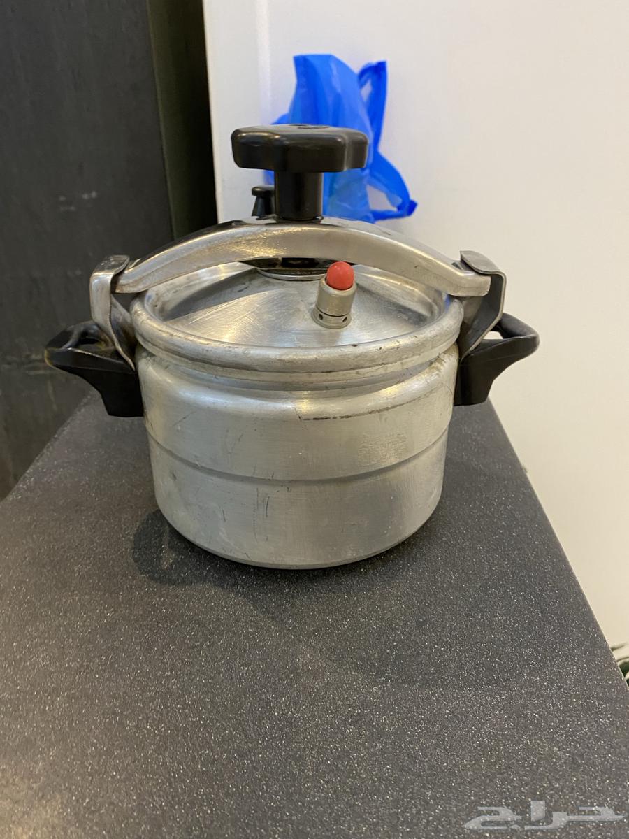 A small pressure cooker of about 2 to 3 liters, suitable for one or two people64435640582403112