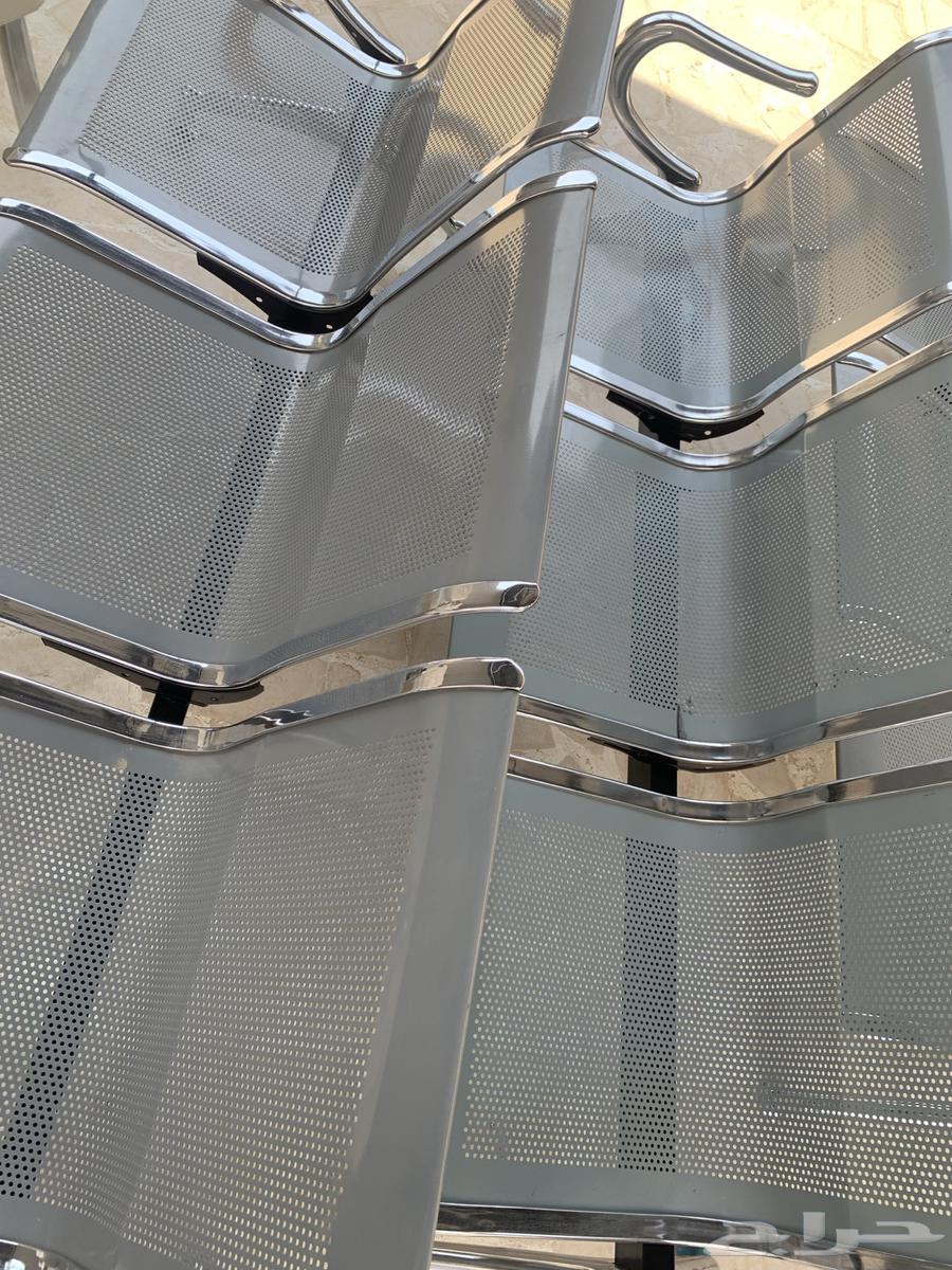 كراسي جلد ابيض فاخرة ونظيفه مع اثنين ثلاثي الامنيوم64436722208002111