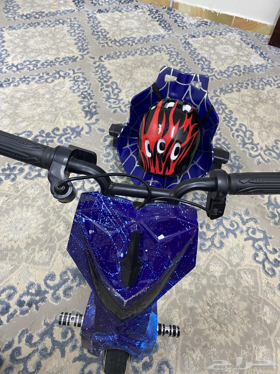 Three clean drift scooters with helmet64440110287106111