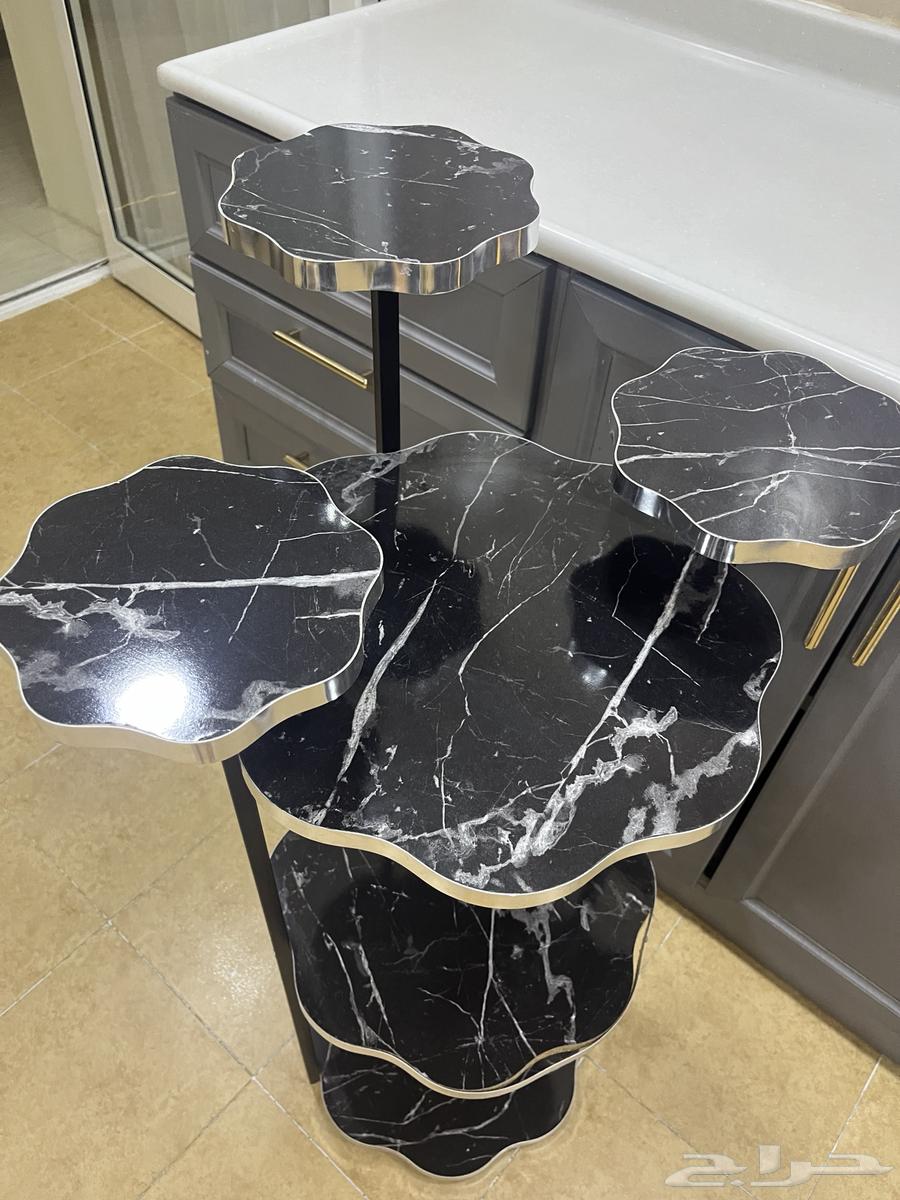 طاولة خشبية وحديد لون اسود 50ريال64439918043009110