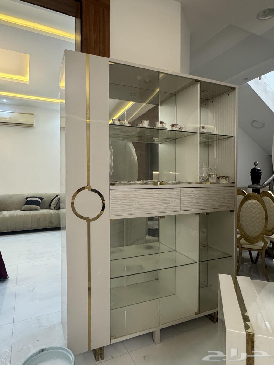 Clean, new dining table with lights, used for two months64435463448194111