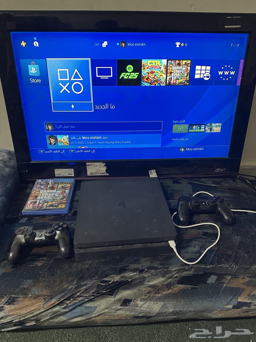 بلاستيشن 4 شبه جديد به فيفا 25 ومعه شريط جراند 5 وكرش64441404440835110