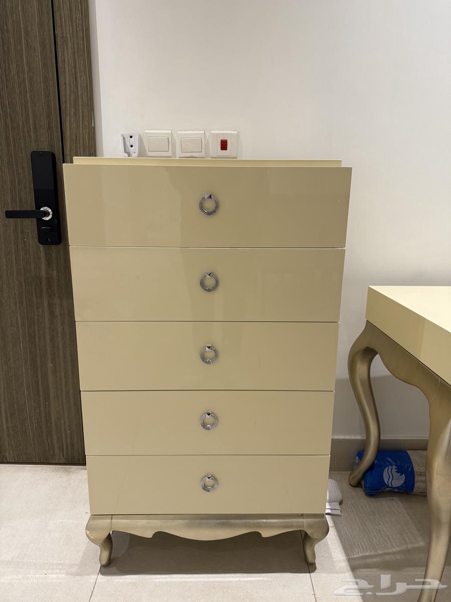 اثاث للبيع غرفة نوم مرتبه طاولة وكراسي تسريحة كمدينه كنب64439199260035111