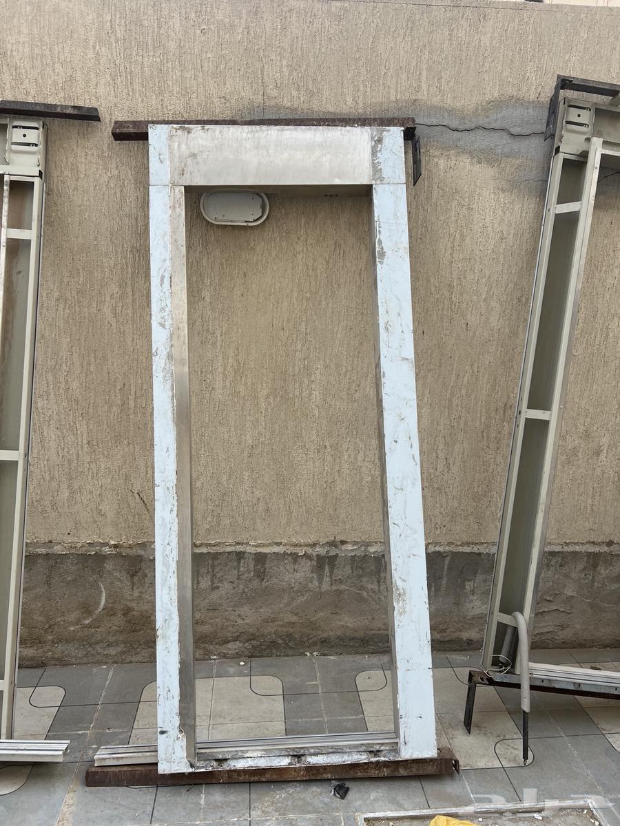 كبينة مصعد 100   80 سم مساحتها نظيفة جدا مع ثلاثة أبواب64439918084353111