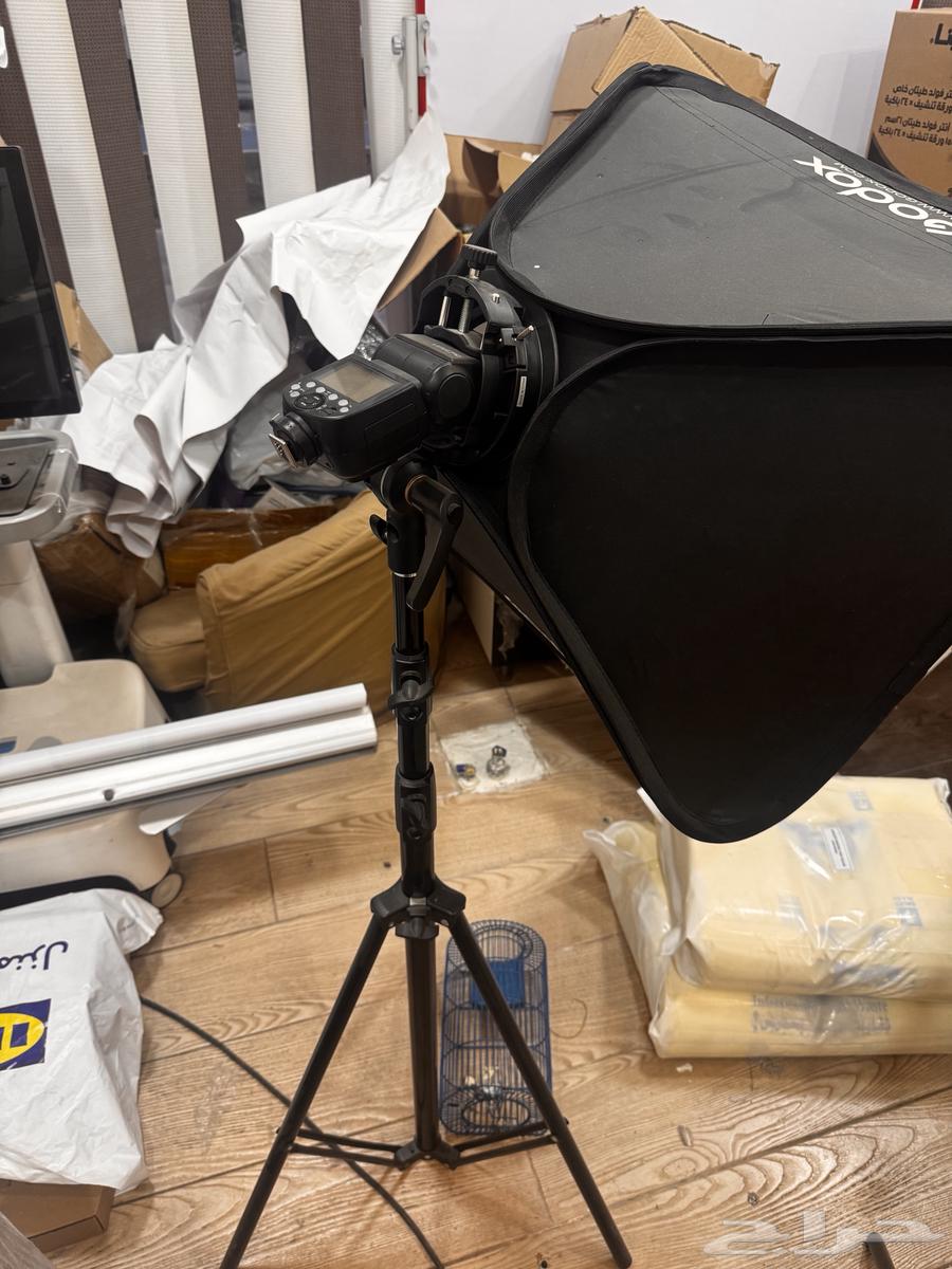 Canon cameras and photography studio with flashes64440519625857112