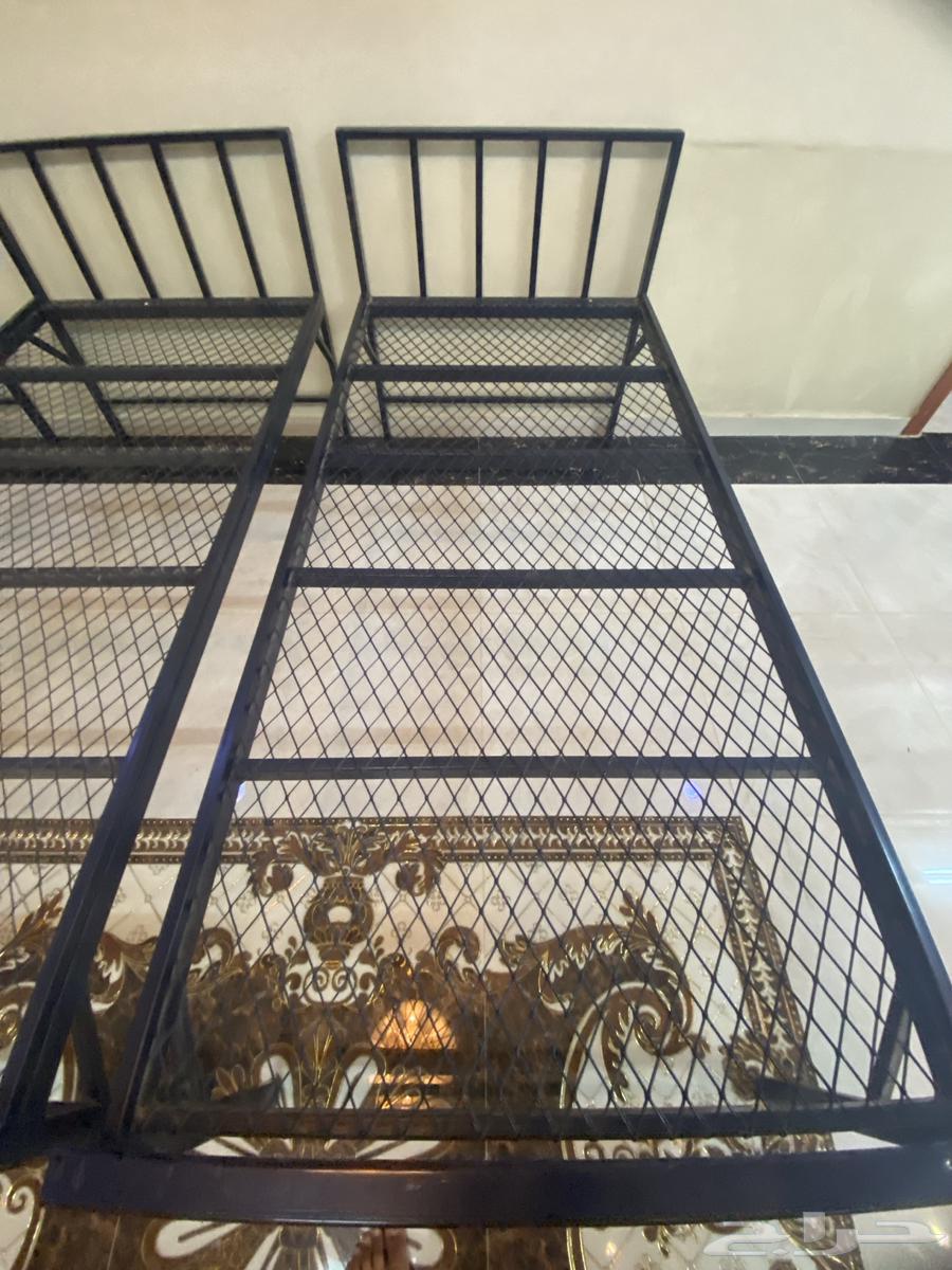 Three iron beds, approximately two meters in length64438591923329111