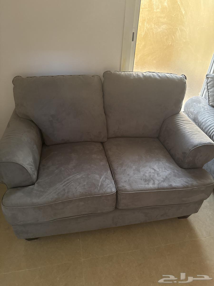 كنبتين للبيع وطاولات64492826747521110