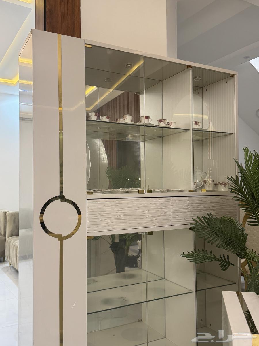 Clean, new dining table with lights, used for two months64435463448194110