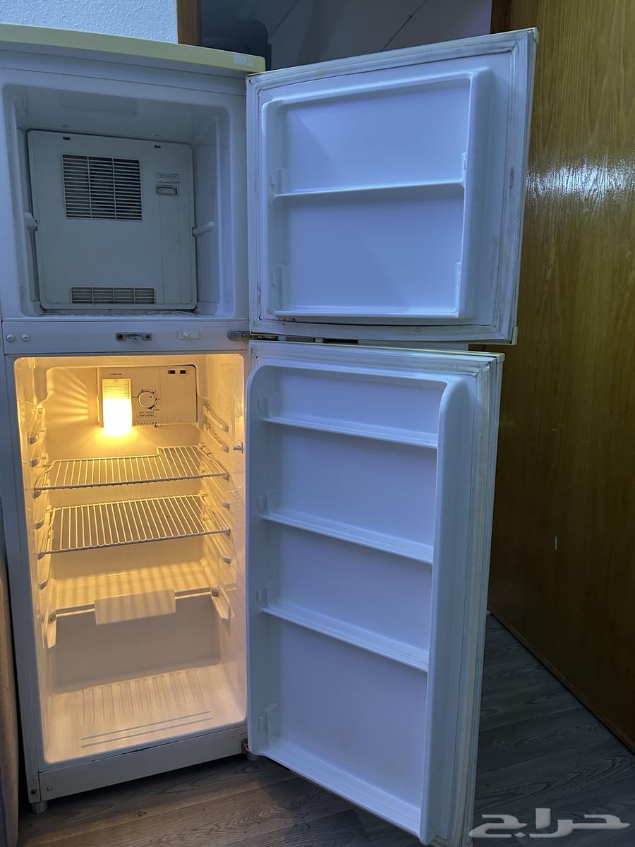 ثلاجه حجم وسط نظيفه ينقصها الرفوف64441253698819113