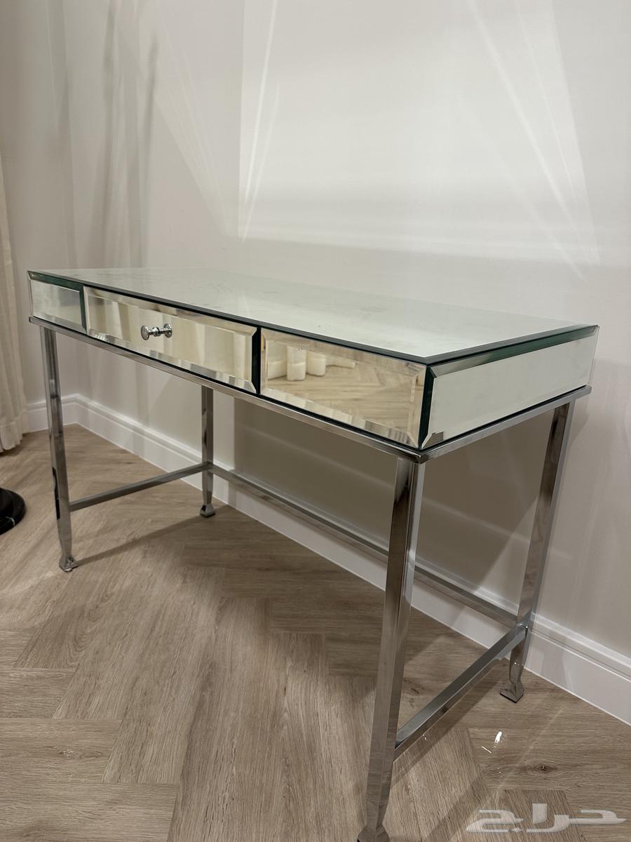 Tables64435917041026112