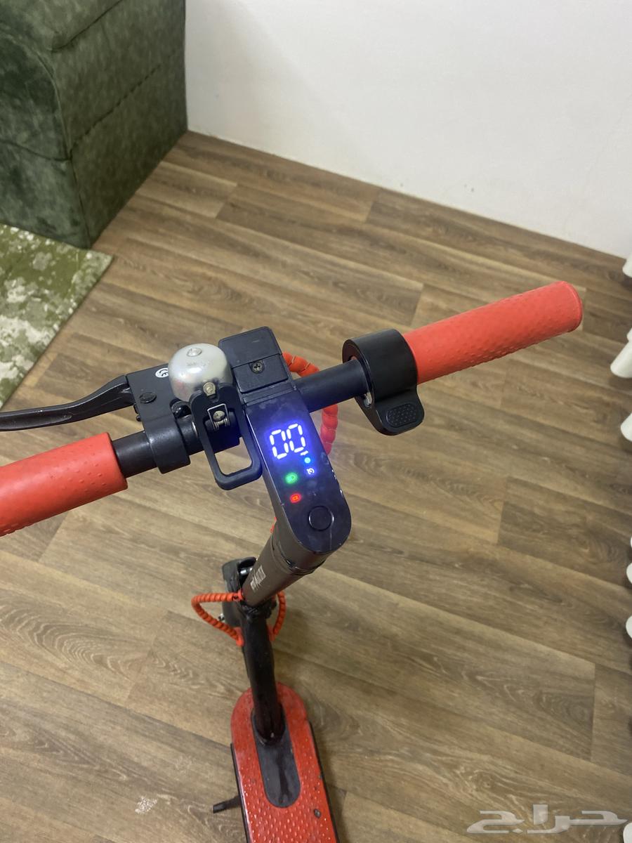 سكوتر للبيع نضيف يمشي90فيه ثلاث سرعات وفرامل خلفي وامامي64441240026627112