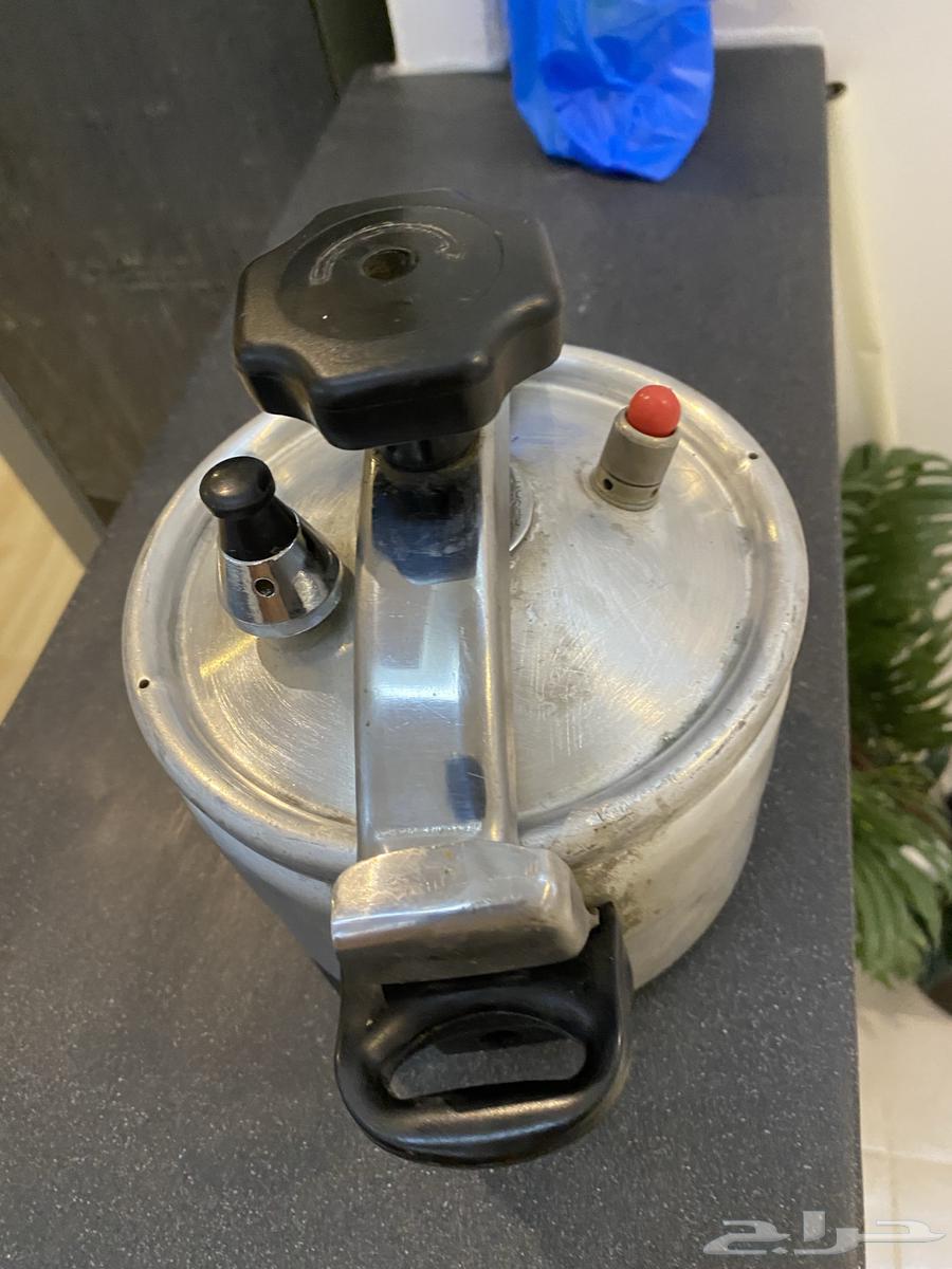 A small pressure cooker of about 2 to 3 liters, suitable for one or two people64435640582403110